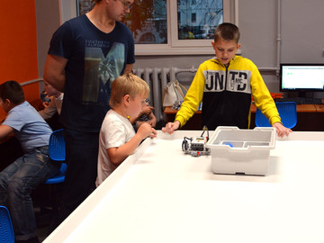 Для детей и родителей состоялся открытый урок по робототехнике